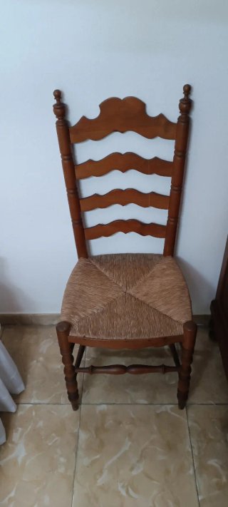 Sillas de mimbre y madera