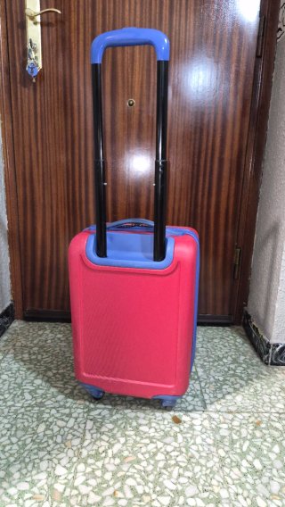 Maleta infantil rígida roja y azul.