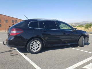 Renault Laguna 2011  ruedas y aceite!