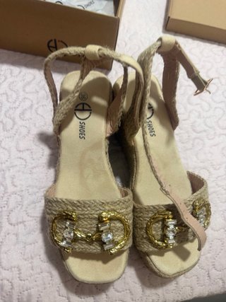 Sandalias de cuña beige sin estrenar