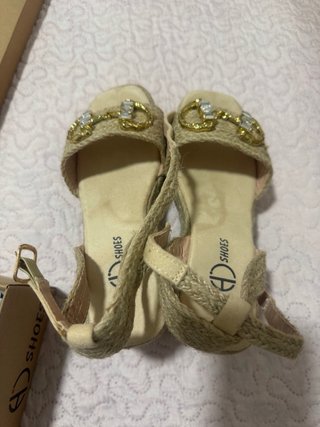 Sandalias de cuña beige sin estrenar