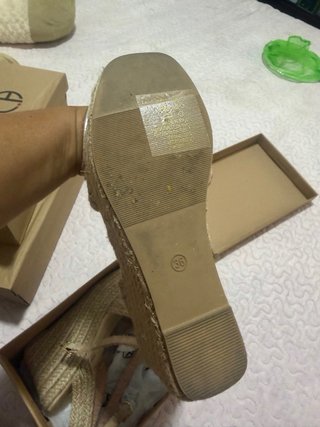 Sandalias de cuña beige sin estrenar
