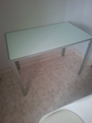 Mesa de cristal ahumado y templado