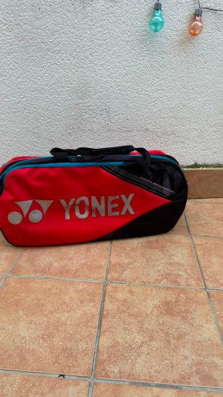 Raqueta Yonex Vcore 100 (2023) + Raquetero