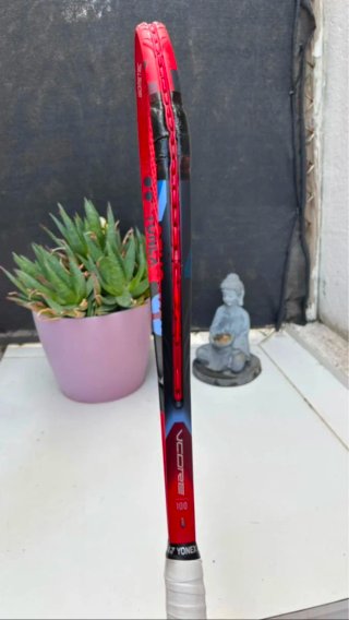Raqueta Yonex Vcore 100 (2023) + Raquetero