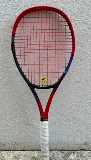 Raqueta Yonex Vcore 100 (2023) + Raquetero