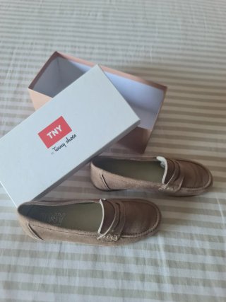 Mocasines niño TNY beige. Es una talla 34.