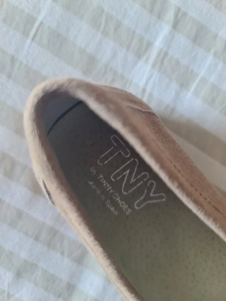 Mocasines niño TNY beige. Es una talla 34.