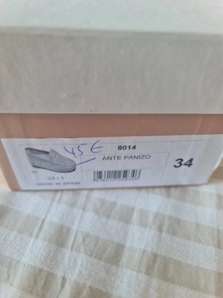 Mocasines niño TNY beige. Es una talla 34.