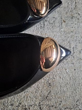 Zapatos Mango tacón negros detalle dorado