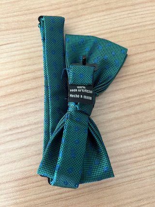 Pajarita verde con puntos azules