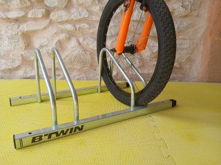 Bicicleta BMX con soporte
