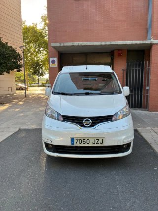 Se alquila furgoneta NISSAN NV200.
