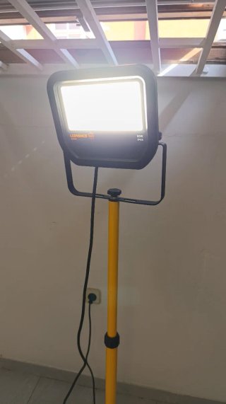 Foco LED con trípode LENINCE