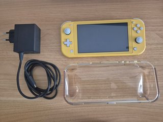 Nintendo Switch Lite Gialla + SD 128GB + Custodie