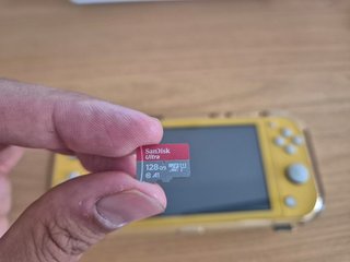 Nintendo Switch Lite Gialla + SD 128GB + Custodie