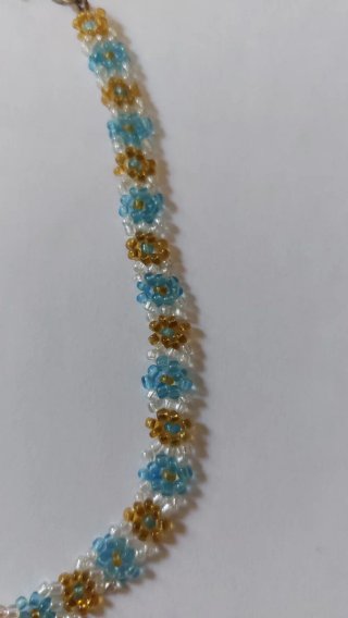 Collar de cuentas flores doradas y azules