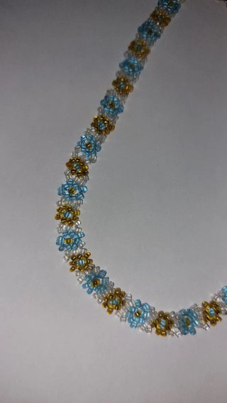 Collar de cuentas flores doradas y azules