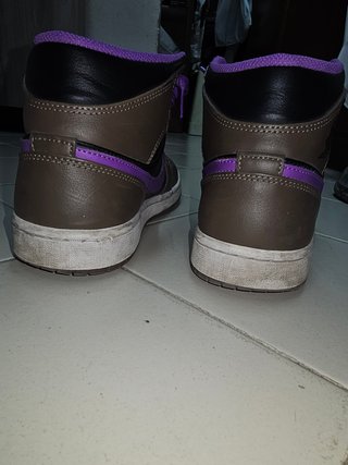 Jordan 1 Mid Marroni e Viola