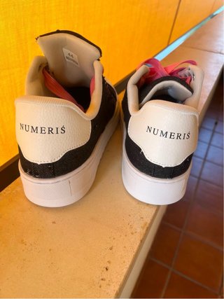 Zapatillas Numeris negras con cordones rosas