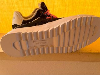 Zapatillas Numeris negras con cordones rosas