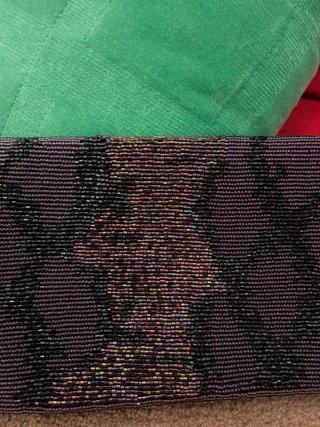 Bolso de fiesta morado y negro con lentejuelas