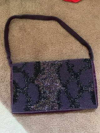 Bolso de fiesta morado y negro con lentejuelas