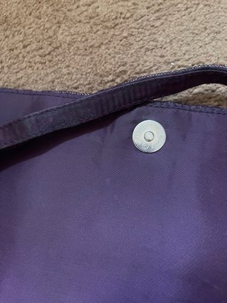 Bolso de fiesta morado y negro con lentejuelas