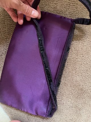 Bolso de fiesta morado y negro con lentejuelas