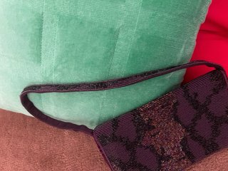 Bolso de fiesta morado y negro con lentejuelas