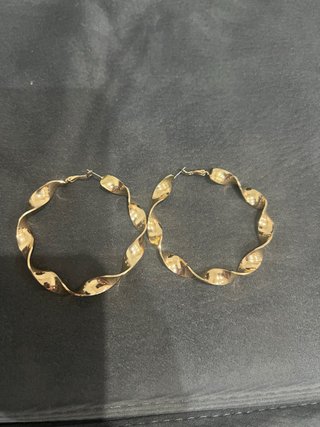Pendientes dorados retorcidos