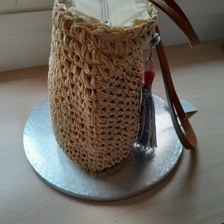 Bolso capazo con detalle de abalorios