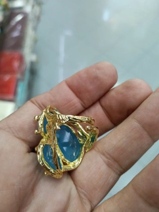 Anello con pietre azzurre e oro