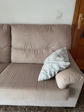 Sofá tapicería de tela.