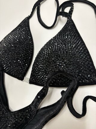 Bikini de competición negro con pedrería