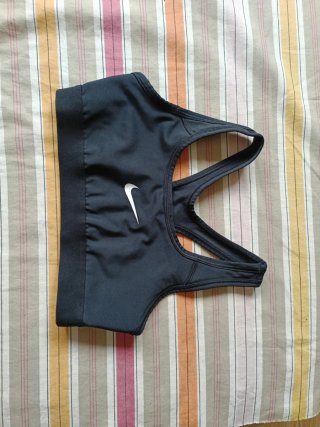 Top deportivo Nike negro mujer