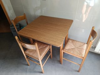 Mesa comedor y 3 sillas madera