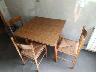 Mesa comedor y 3 sillas madera