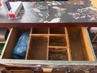 Recibidor de madera con diseño floral antiguo