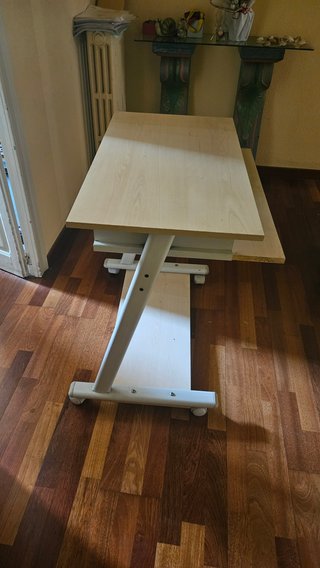 Mesa auxiliar de madera y metal