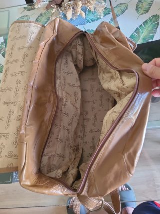 Bolso de viaje marrón y dorado
