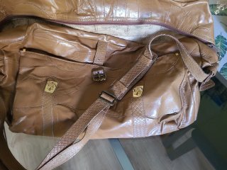 Bolso de viaje marrón y dorado