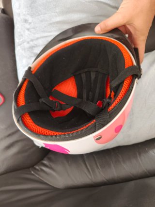 Casco infantil con visera y orejas