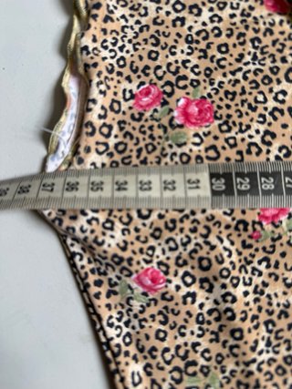 Top Bershka estampado leopardo y flores