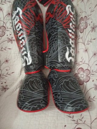 Conjunto Guantes y Espinilleras Muay Thai