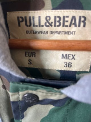 Chubasquero Pull&Bear Camuflaje con Capucha