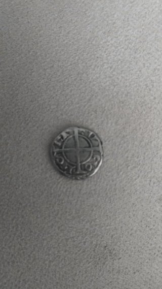 Moneda antigua con cruz