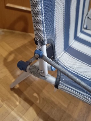 Silla plegable de playa azul y blanco