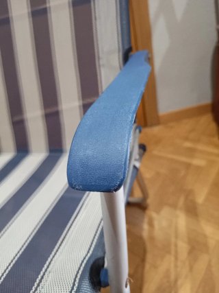 Silla plegable de playa azul y blanco