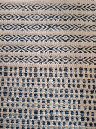 Alfombra blanca y azul. 100% algodón